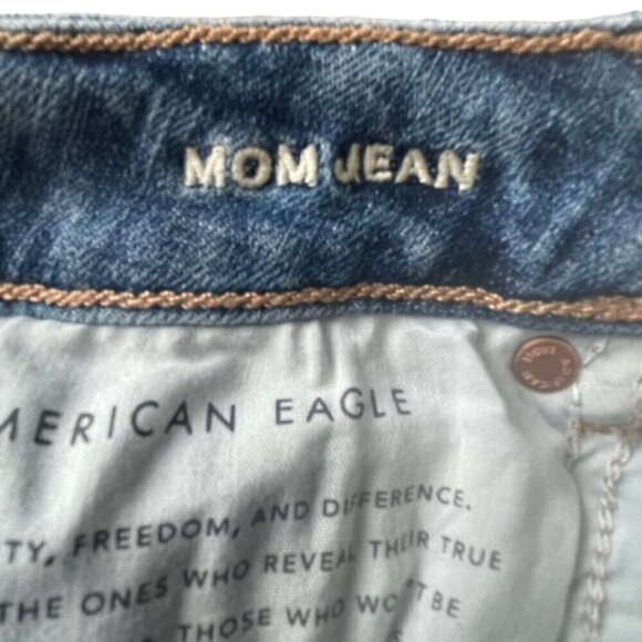 AMERICAN EAGLE High-Rise Frayed Hem Stretch Mom Jeans, Size 00 Long - NWOT - Picture 8 of 10